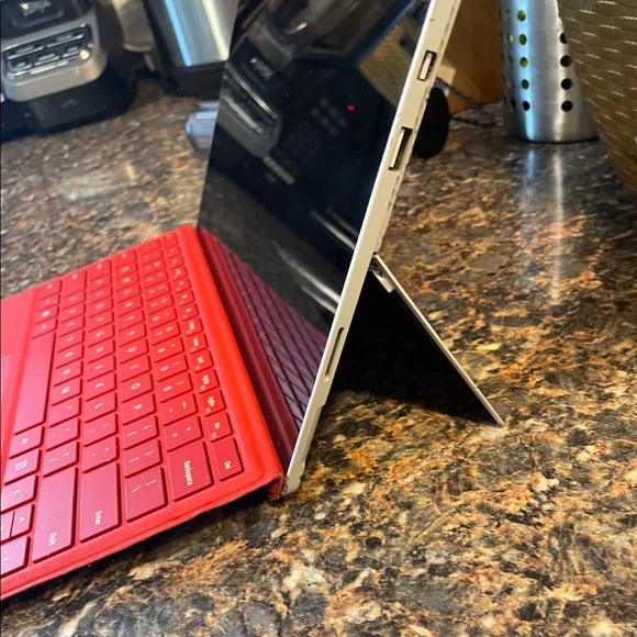 Surface Pro 4 (with Keyboard) - Picture 3 of 11